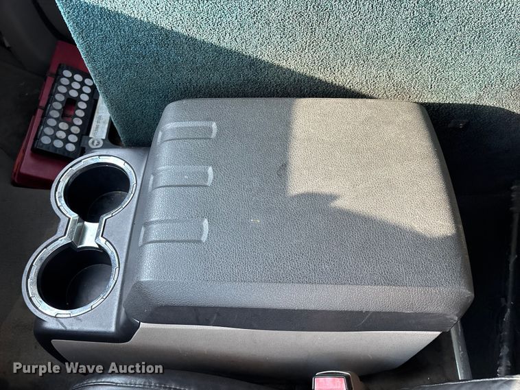 image for item ED2260 2008 Ford F-550 shuttle bus