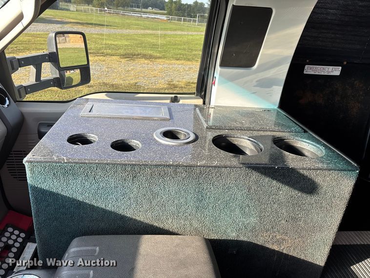 image for item ED2260 2008 Ford F-550 shuttle bus