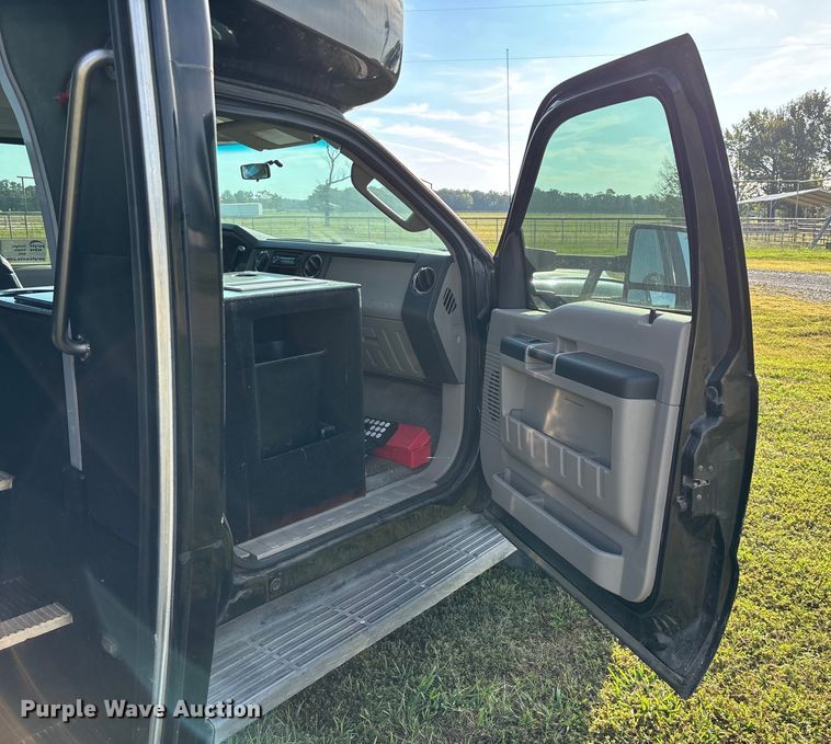 image for item ED2260 2008 Ford F-550 shuttle bus