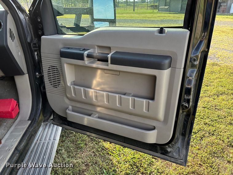 image for item ED2260 2008 Ford F-550 shuttle bus