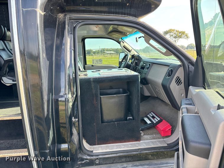 image for item ED2260 2008 Ford F-550 shuttle bus