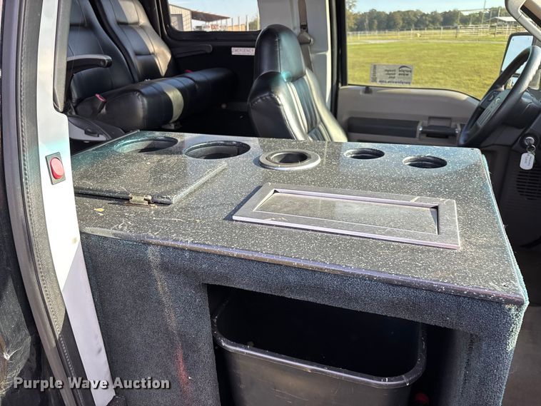 image for item ED2260 2008 Ford F-550 shuttle bus