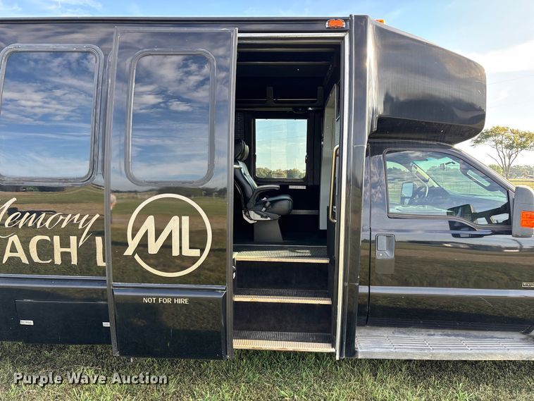 image for item ED2260 2008 Ford F-550 shuttle bus
