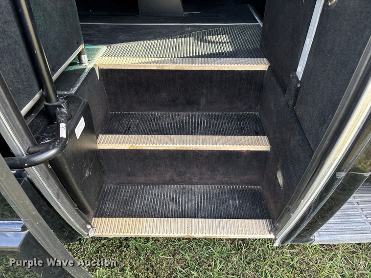 image for item ED2260 2008 Ford F-550 shuttle bus