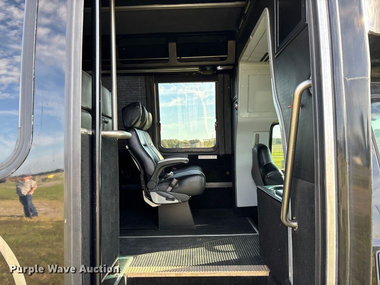 image for item ED2260 2008 Ford F-550 shuttle bus