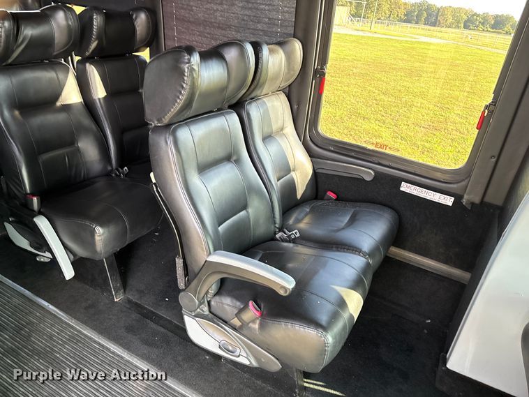 image for item ED2260 2008 Ford F-550 shuttle bus