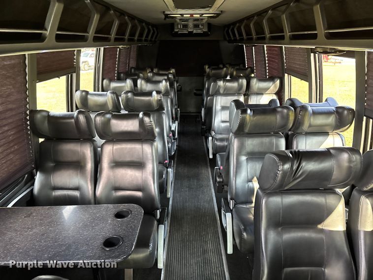 image for item ED2260 2008 Ford F-550 shuttle bus