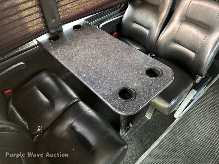 image for item ED2260 2008 Ford F-550 shuttle bus