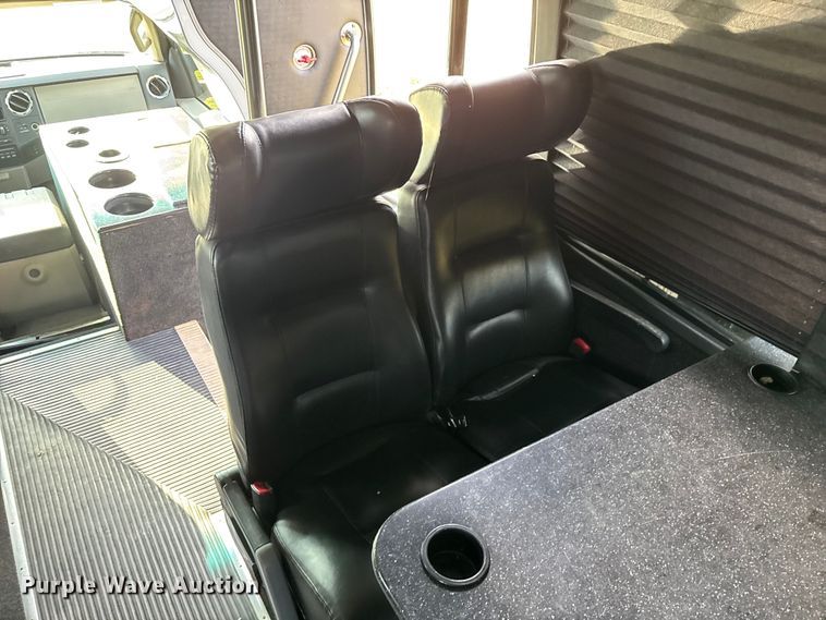 image for item ED2260 2008 Ford F-550 shuttle bus