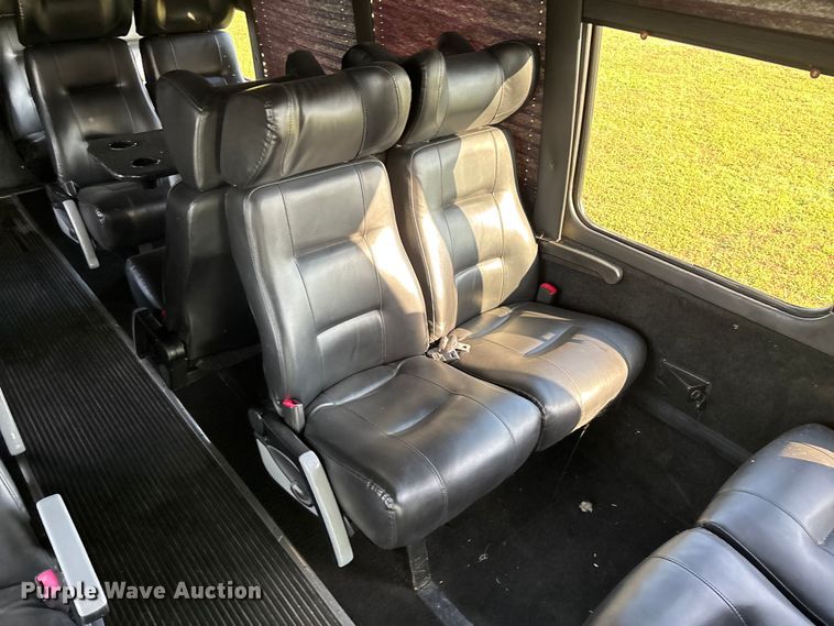 image for item ED2260 2008 Ford F-550 shuttle bus