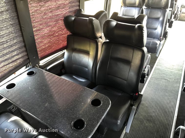 image for item ED2260 2008 Ford F-550 shuttle bus