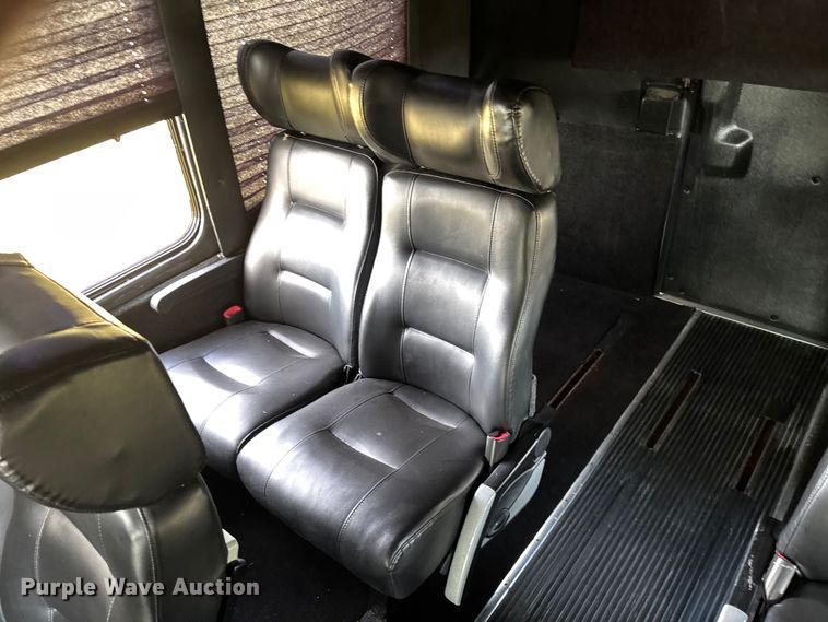 image for item ED2260 2008 Ford F-550 shuttle bus