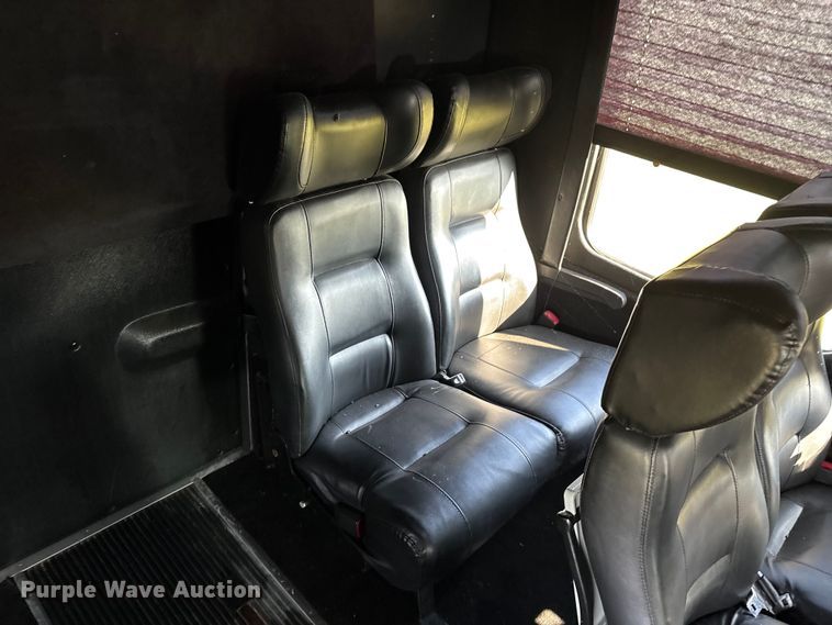 image for item ED2260 2008 Ford F-550 shuttle bus