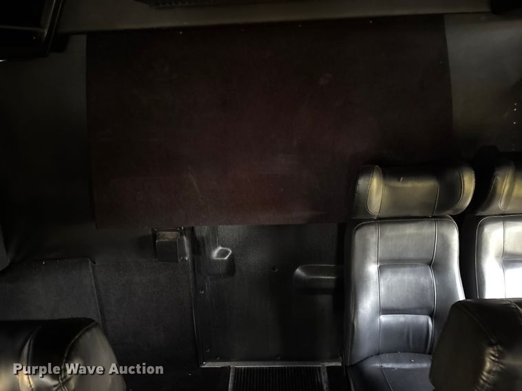 image for item ED2260 2008 Ford F-550 shuttle bus