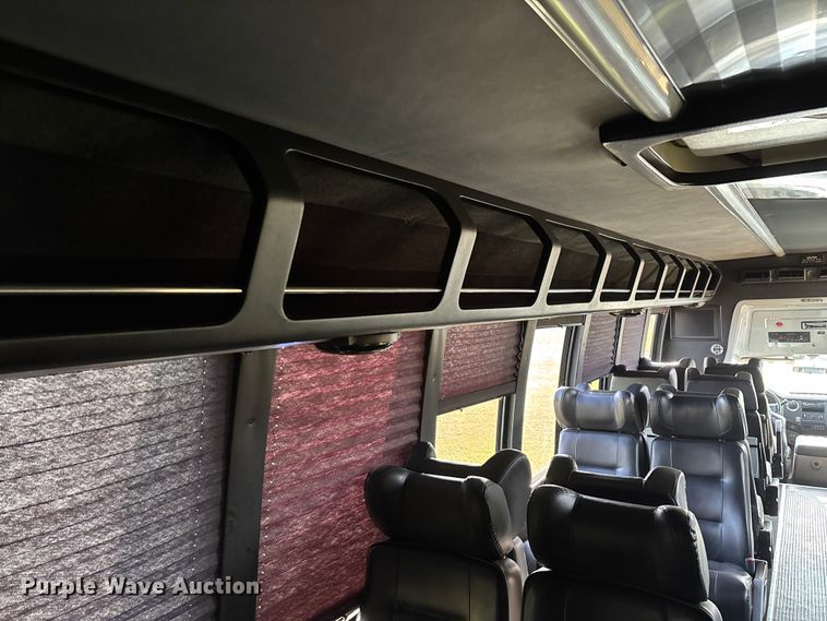 image for item ED2260 2008 Ford F-550 shuttle bus