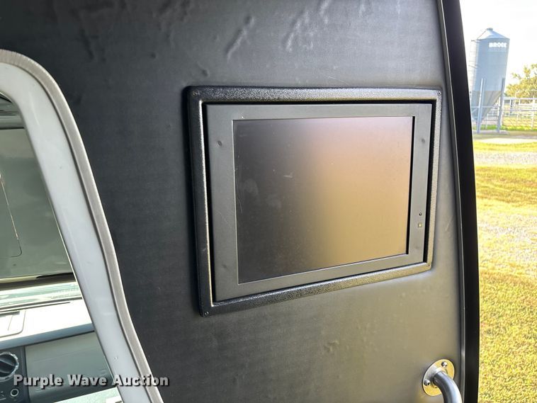 image for item ED2260 2008 Ford F-550 shuttle bus