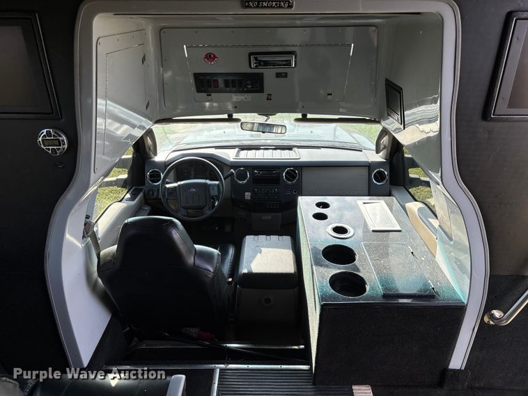 image for item ED2260 2008 Ford F-550 shuttle bus