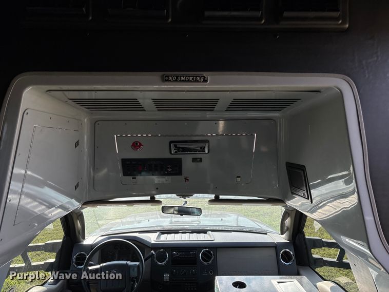 image for item ED2260 2008 Ford F-550 shuttle bus