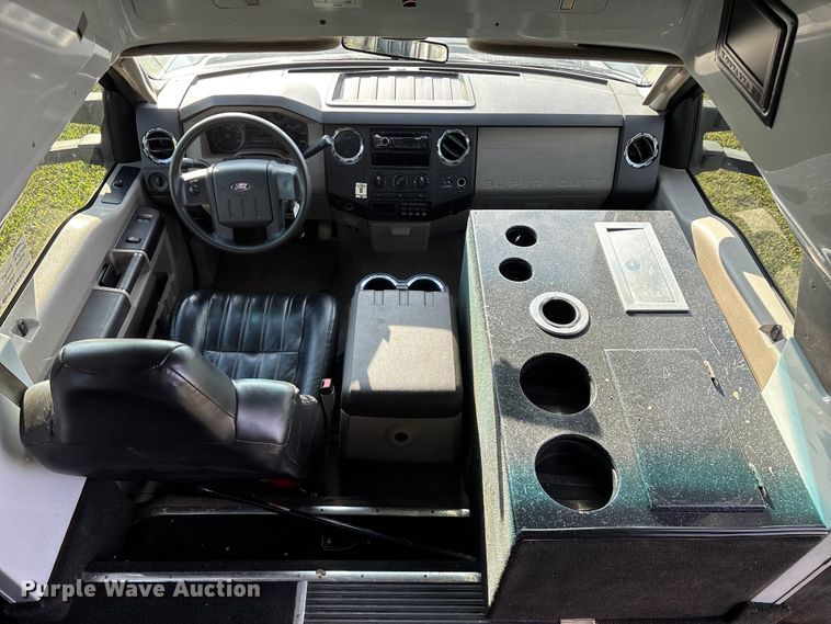 image for item ED2260 2008 Ford F-550 shuttle bus