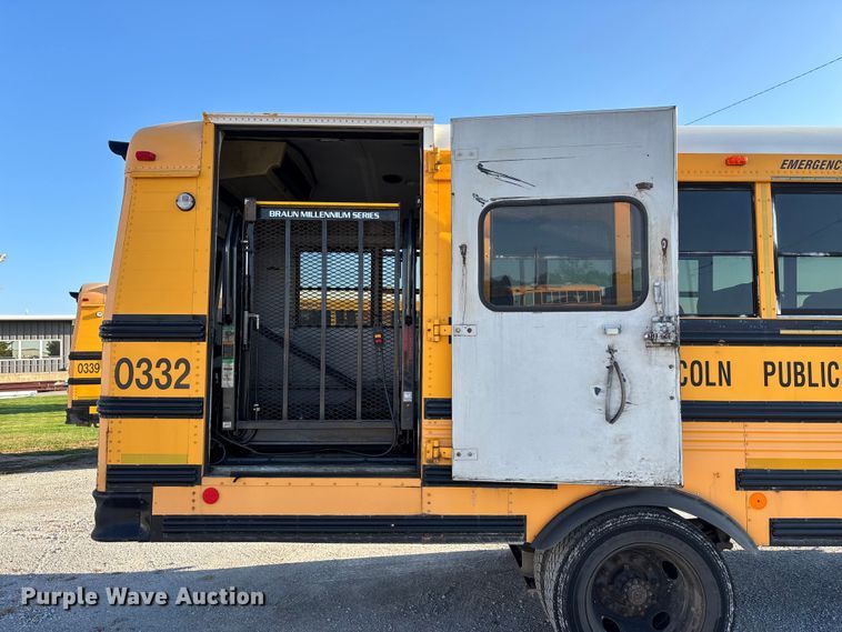 image for item EE4074 2003 Freightliner FS65 school bus