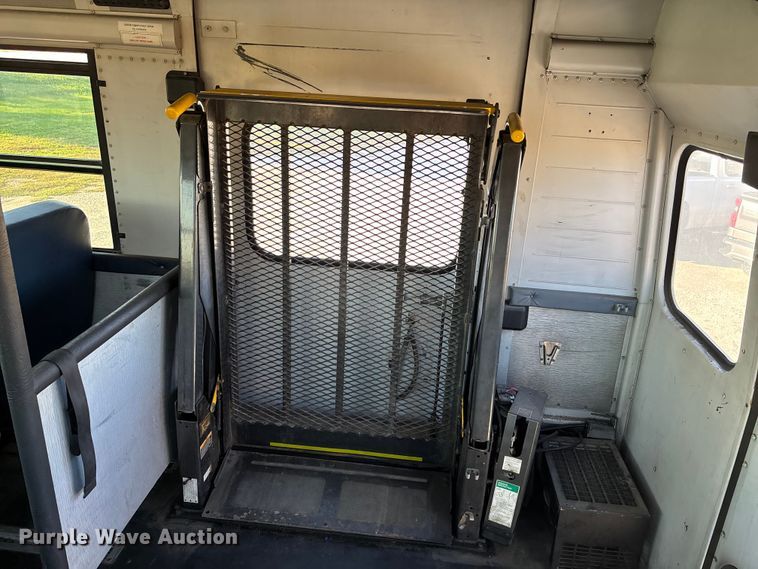 image for item EE4074 2003 Freightliner FS65 school bus