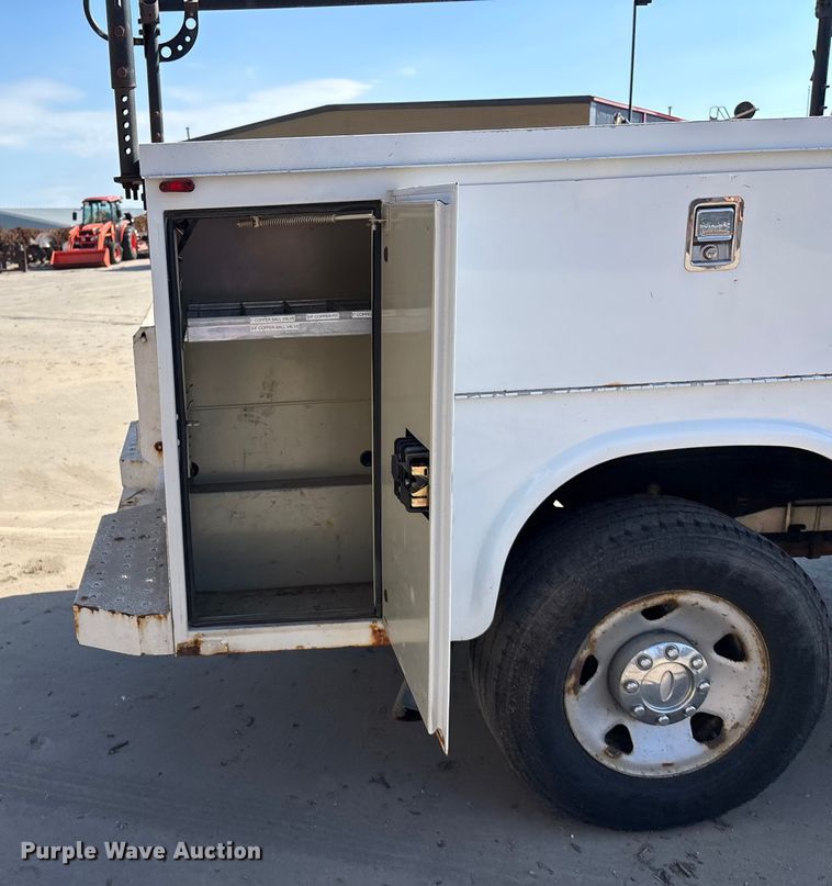 image for item EE4080 2009 Ford F350 utility bed pickup truck