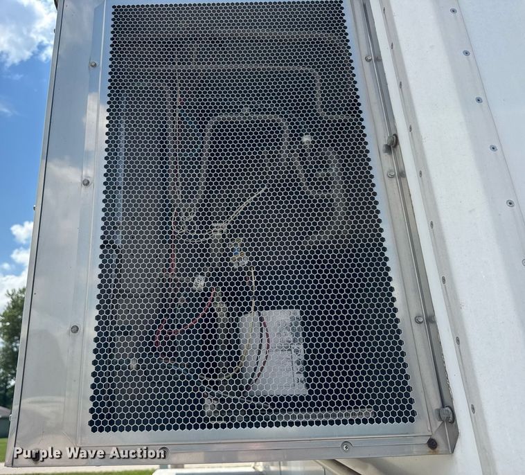 image for item EF2079 2013 Holland 40' CUPCOW bunk trailer