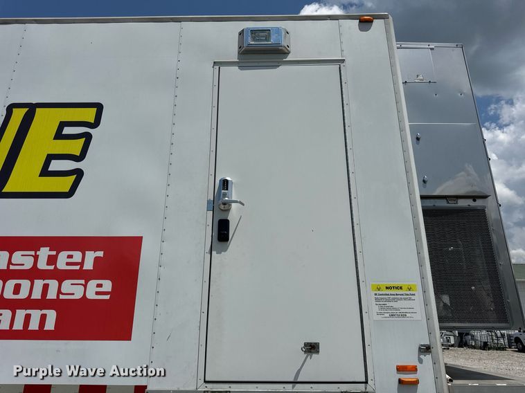 image for item EF2079 2013 Holland 40' CUPCOW bunk trailer