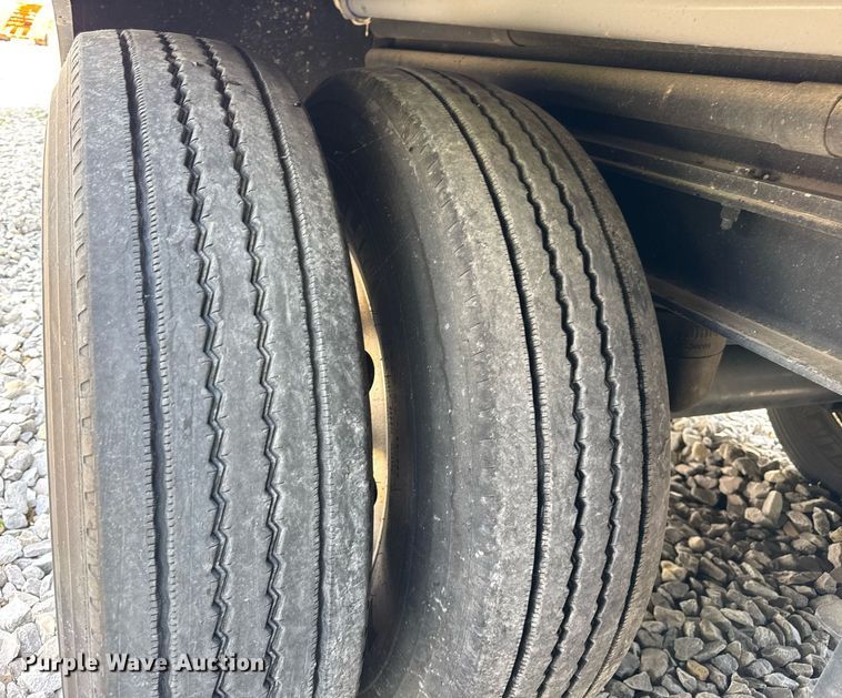 image for item EF2079 2013 Holland 40' CUPCOW bunk trailer