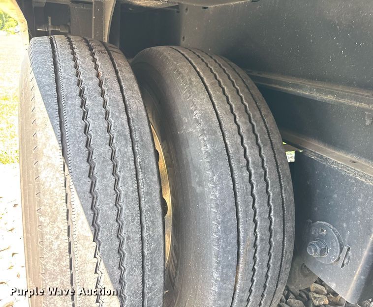 image for item EF2079 2013 Holland 40' CUPCOW bunk trailer