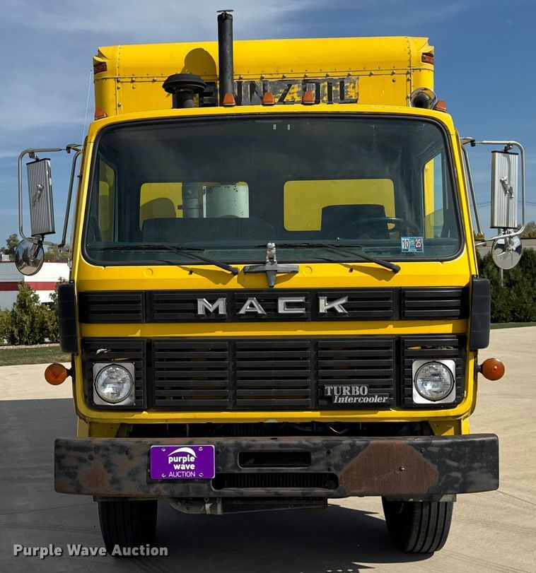 image for item EF2196 1990 Mack MS250 box truck