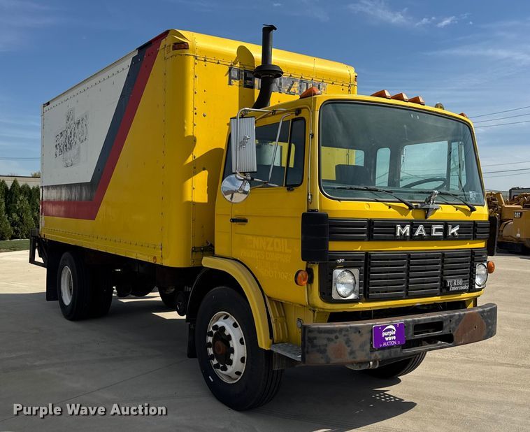 image for item EF2196 1990 Mack MS250 box truck