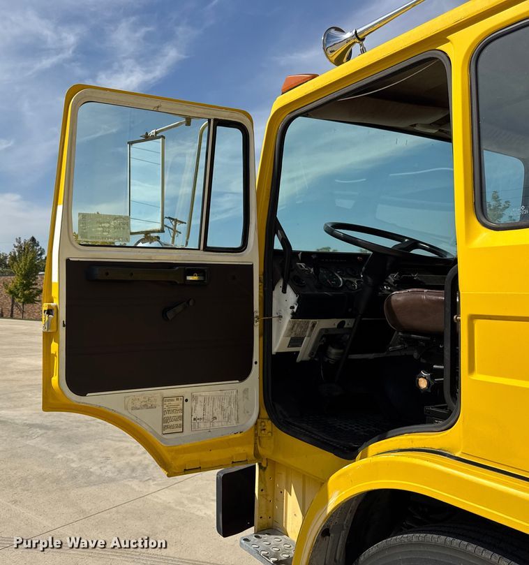 image for item EF2196 1990 Mack MS250 box truck