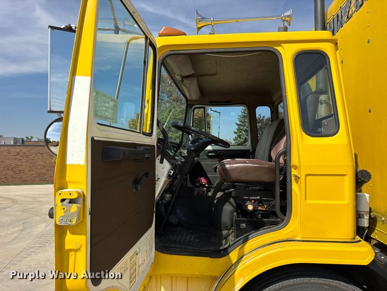 image for item EF2196 1990 Mack MS250 box truck