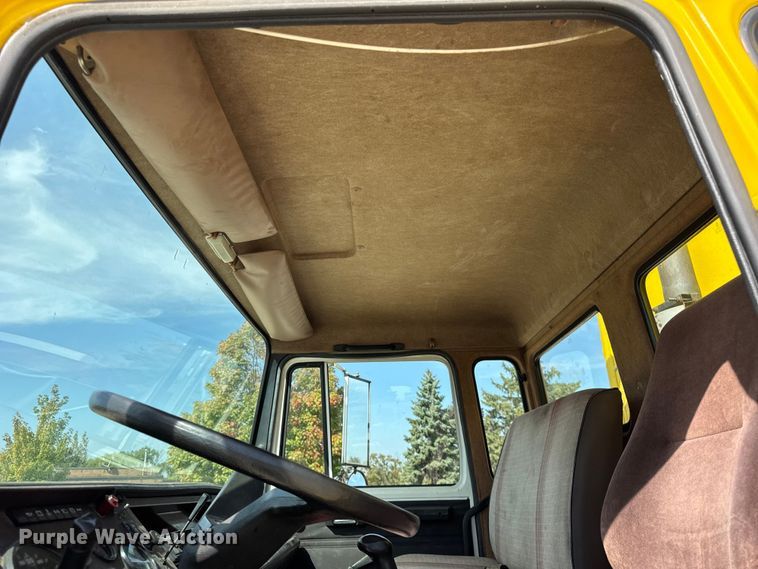 image for item EF2196 1990 Mack MS250 box truck