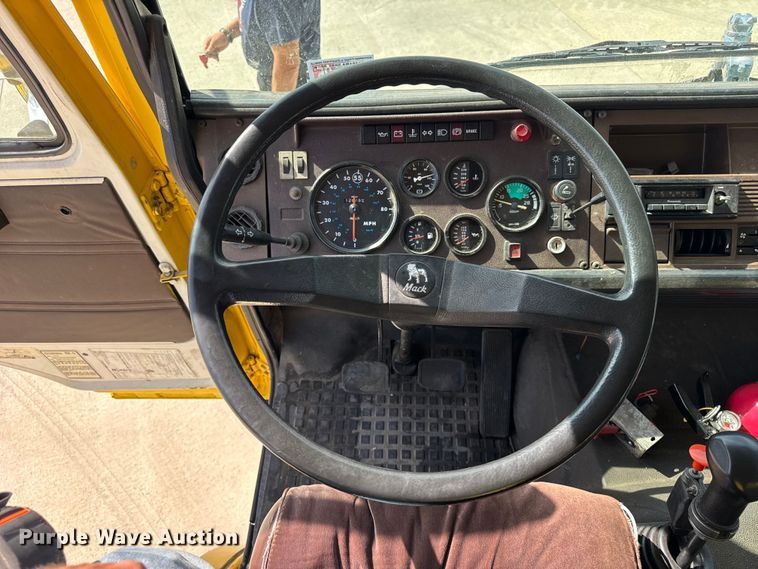 image for item EF2196 1990 Mack MS250 box truck