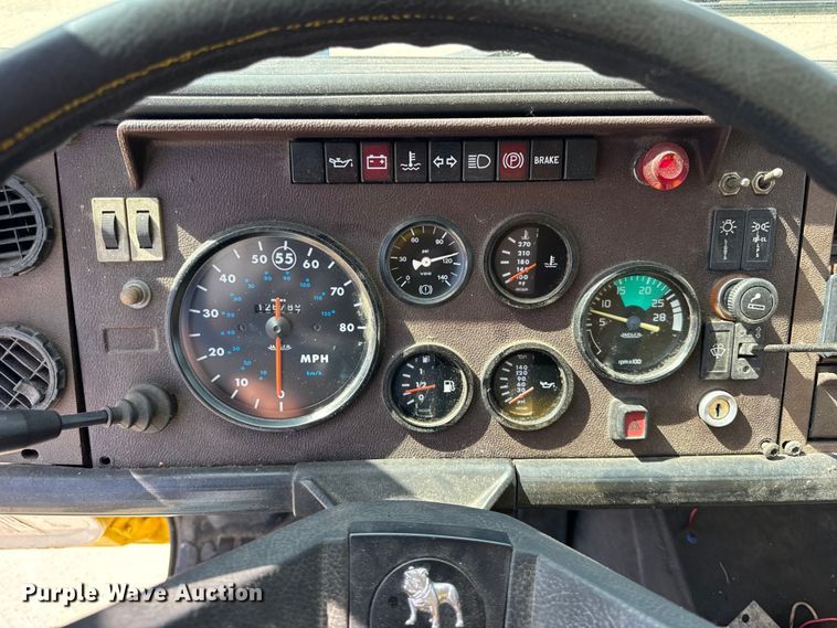 image for item EF2196 1990 Mack MS250 box truck