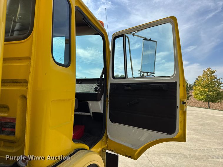 image for item EF2196 1990 Mack MS250 box truck