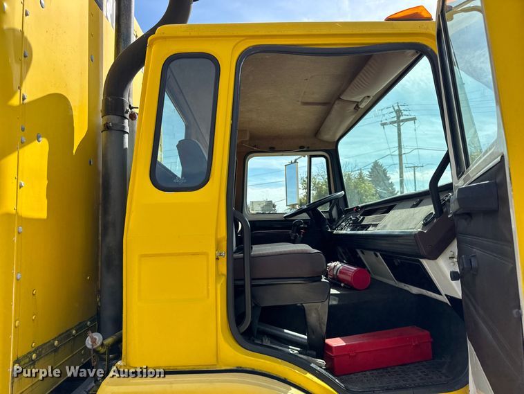 image for item EF2196 1990 Mack MS250 box truck