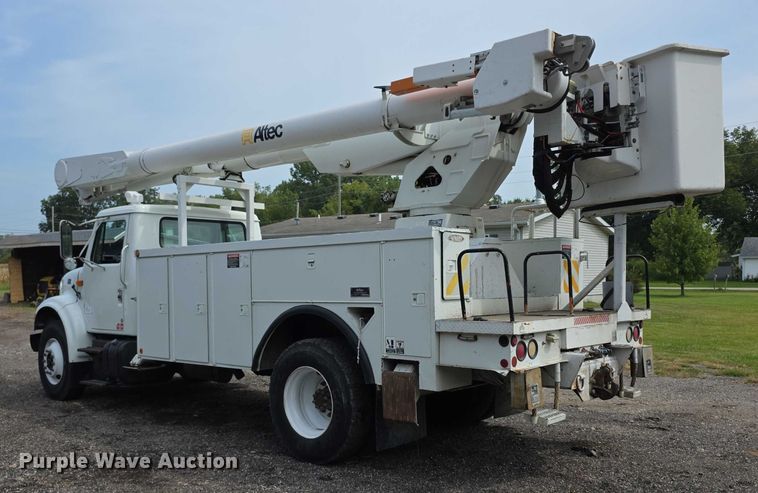 image for item EF3793 2000 International 4900 bucket truck