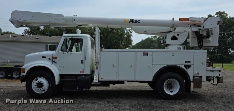 image for item EF3793 2000 International 4900 bucket truck
