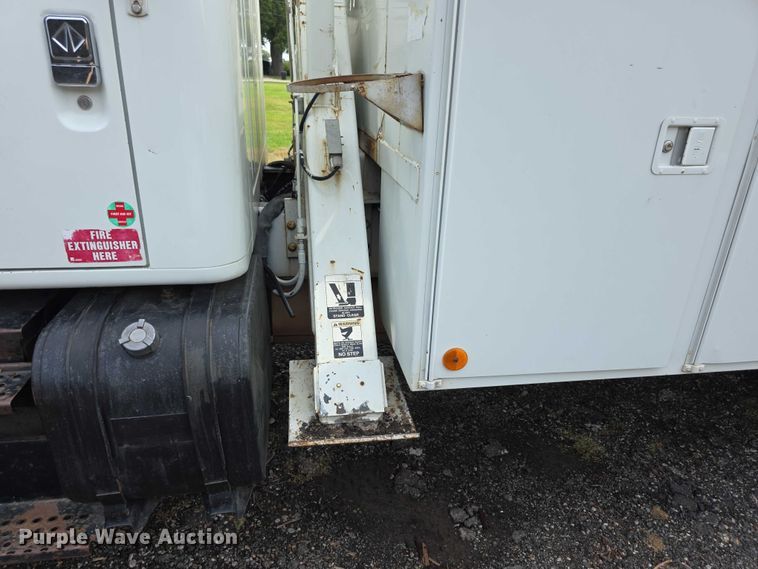 image for item EF3793 2000 International 4900 bucket truck