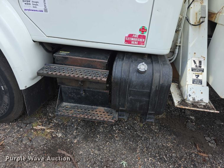 image for item EF3793 2000 International 4900 bucket truck