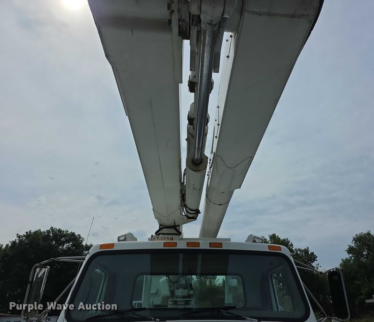 image for item EF3793 2000 International 4900 bucket truck