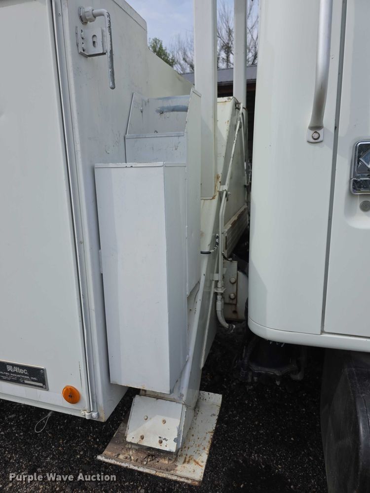 image for item EF3793 2000 International 4900 bucket truck