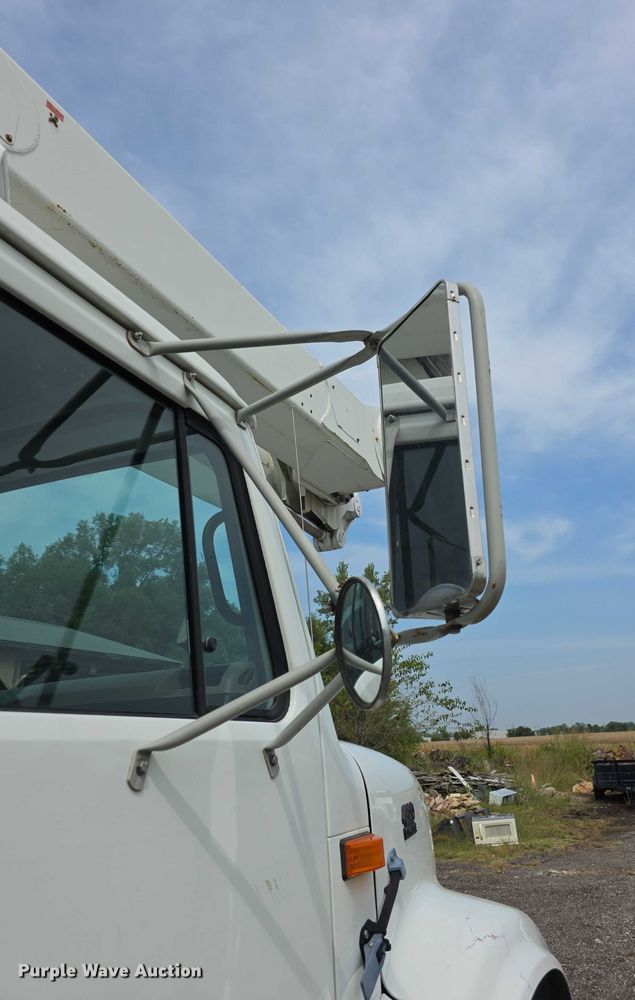 image for item EF3793 2000 International 4900 bucket truck