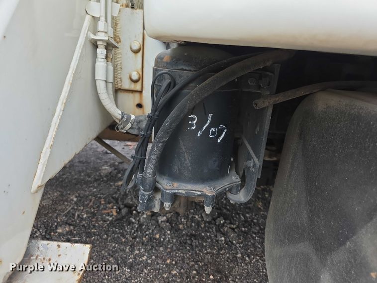 image for item EF3793 2000 International 4900 bucket truck