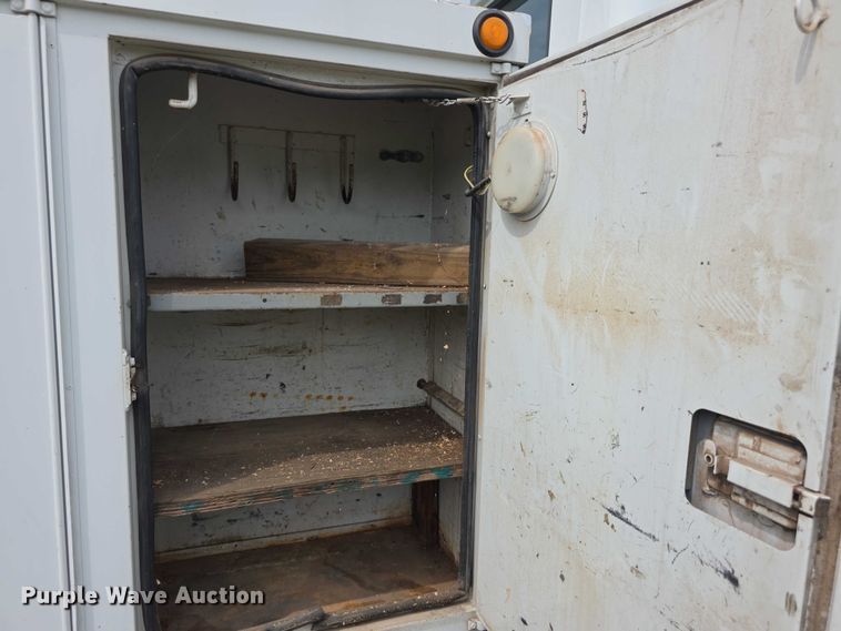 image for item EF3793 2000 International 4900 bucket truck