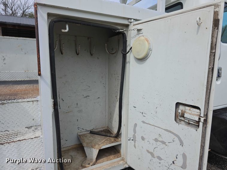 image for item EF3793 2000 International 4900 bucket truck