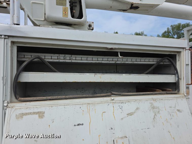 image for item EF3793 2000 International 4900 bucket truck